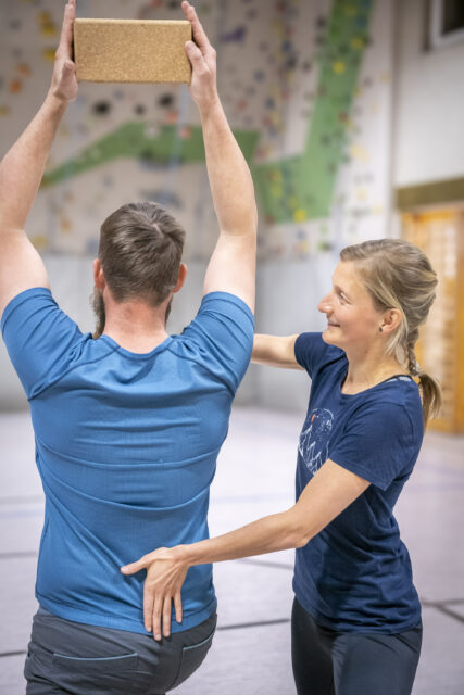 Assistierte Yogaübung